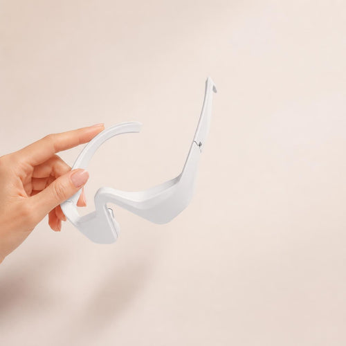 Masseur oculaire LED Satilune blanc tenu à la main